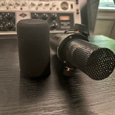Shure SM7dB Cardioid Dynamic Microphone with Built-In Preamp 2023 - Present - Black image 5