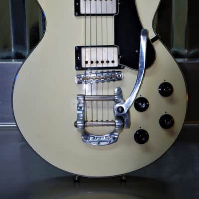 Hagstrom SWEDE L.P. 1976 White Aged,  Geppetto Camelot PAF pups..   Bigsby trem system.  Watch video image 2