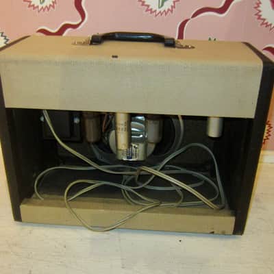 Airline 62-9022A Small Combo Amp 1960s - White and Black image 3