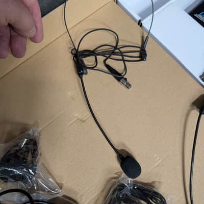 VocoPro UDH-Dual-B wireless Microphone System image 6