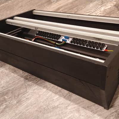 2 Many Synths 7 U Slanted Case - 104hp Eurorack Case - Black image 4