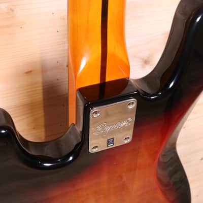 Squier Classic Vibe Jazz Bass Fretless '60s - Laurel Fingerboard, 3-Color Sunburst image 8