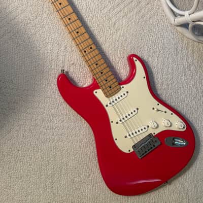2001 Fender American Series Stratocaster with Maple Fretboard 2000 - 2002 - Hot Rod Red image 2
