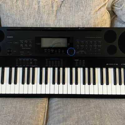 Casio WK-6000 76-Key Portable Workstation Keyboard (with cracked corner) image 1