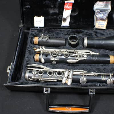 A Vito Reso-Tone Bb Clarinet in it's Original Case with Extras   # 33 C image 1