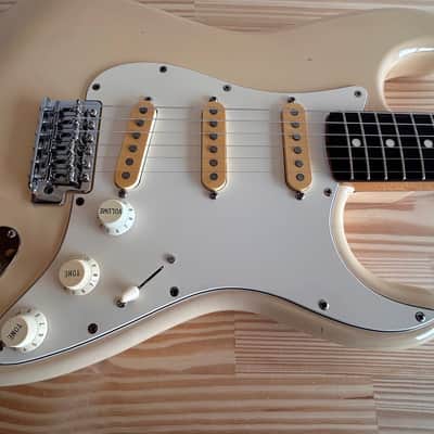 Fender Stratocaster MIJ Made In Japan E serial 1989 Olympic White Rosewood fretboard in Very Good Condition image 4