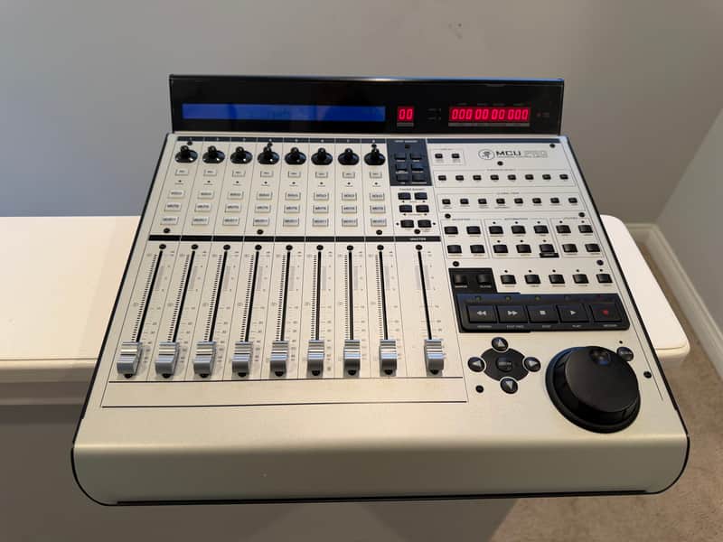 Mackie MCU Pro Universal DAW Control Surface