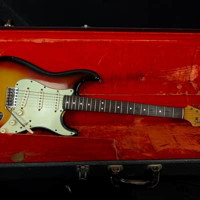 Fender Stratocaster from 1964 in sunburst finish with orignal case image 17