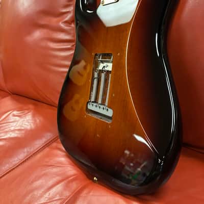 2015 Fender Stevie Ray Vaughan Stratocaster 3-Color Sunburst imagen 17