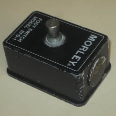 used vintage Morley RFS-1 Single Button Footswitch + feet [Single-button latching (push-on/push-off) footswitch] 1983-1990 - durabke metal casing, gray finish white graphic, single switch, 1/4"  mono jack (NO: box/paperwork) image 12