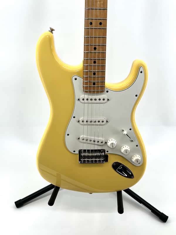 Fender Player Stratocaster with Maple Fretboard 2020- Buttercream image 1
