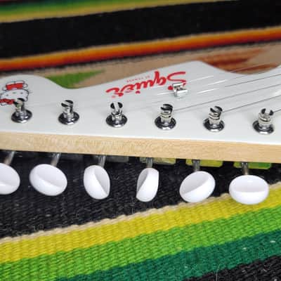 Squier Hello Kitty Stratocaster 2024 - 2025 - White image 12