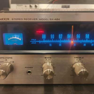 Pioneer SX-424 12-Watt Stereo Solid-State Receiver 1972 - 1974 - Silver image 2