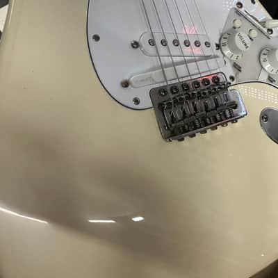 Fender Standard Roland Ready Stratocaster 2006 - 2012 - Arctic White image 13