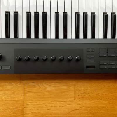 Native Instruments Komplete Kontrol A61 - Black image 3