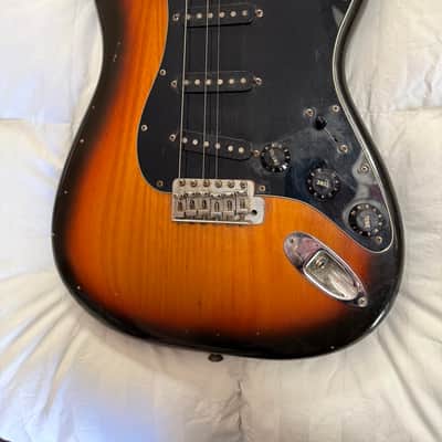 Fender Stratocaster with 3-Bolt Neck, Rosewood Fretboard 1971 - 1977 - Sunburst image 7