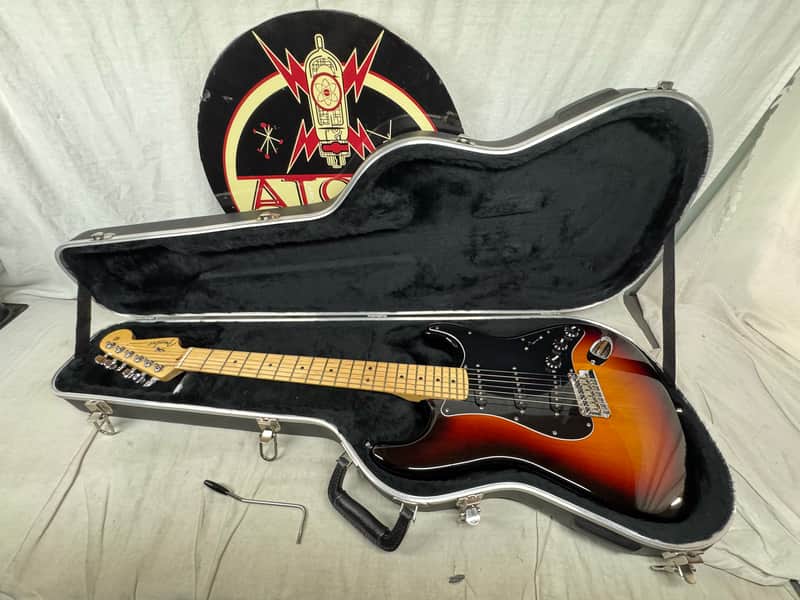 Fender American Standard Stratocaster Guitar with Case 2013 - 3-Color Sunburst / Maple neck image 1