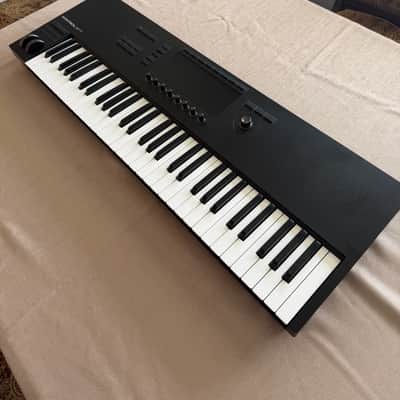 Native Instruments S61 Komplete Kontrol MK3 keyboard w polyphonic aftertouch 2023 - Black image 1