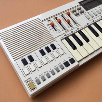 Casio PT-30 31-Key Mini Synthesizer 1980s - White image 4