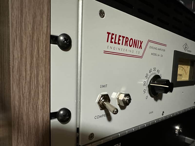 Universal Audio LA-2A Leveling Amplifier / Optical Compressor