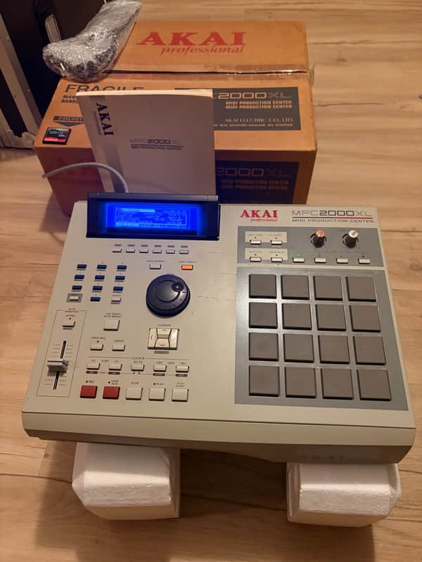 Akai MPC2000XL NEW SCREEN ORIGINAL BOX CF 8 OUTS ORIGINAL MANUAL MAX RAM image 1