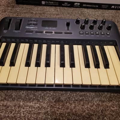 M-Audio Oxygen 25 MKIII MIDI Keyboard Controller 2014 - 2016 - Blue image 2