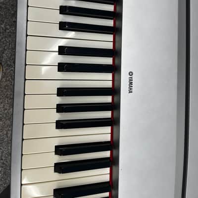 Yamaha P-70 - SILVER image 2