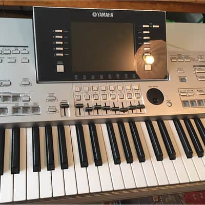 Yamaha Tyros3 61-Key Arranger Workstation Keyboard Silver