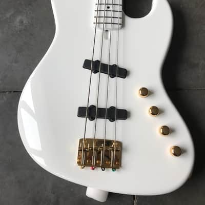 Moon Larry Graham Signature 2018 Snow White image 2