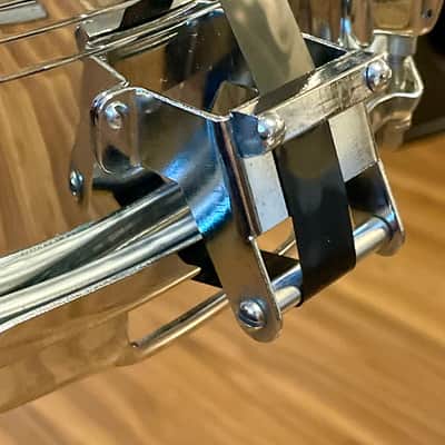 Immagine Slingerland No. 130 Gene Krupa Sound King 5x14" 8-Lug Chrome Over Brass Snare Drum with Zoomatic Strainer 1963 - 1977 - Chrome - 4
