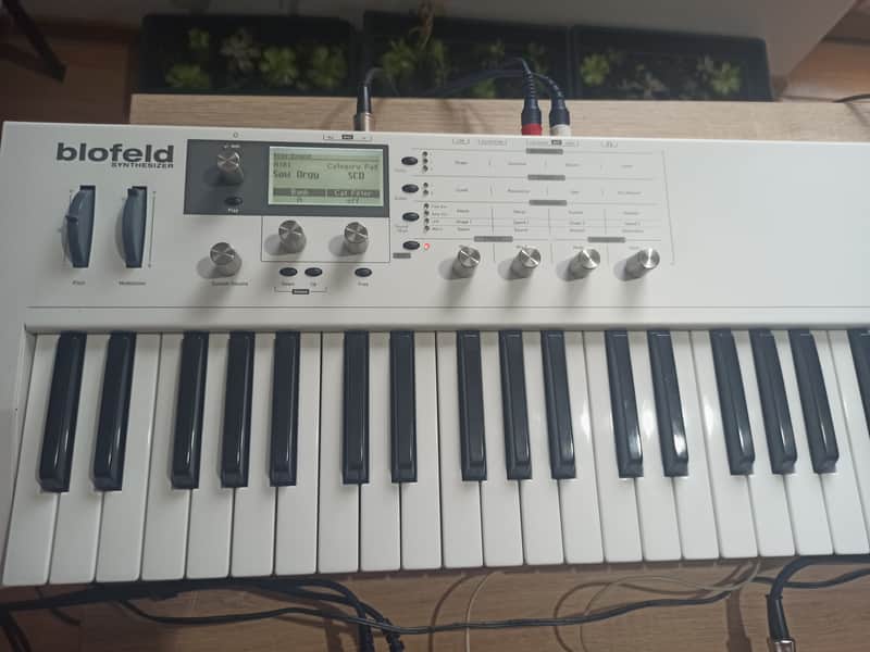 Waldorf Blofeld Keyboard 49-Key Synthesizer 2009 - Present - White image 1