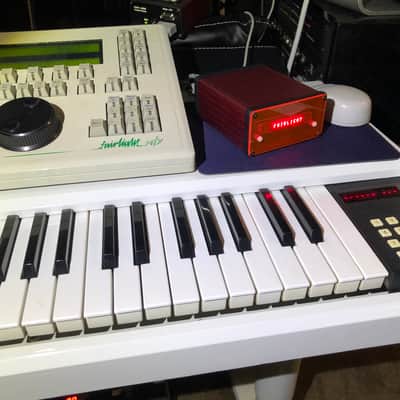 Fairlight USB2CMI - USB mouse, keyboard and MIDI adapter for Series II/IIx/III - Display version image 4