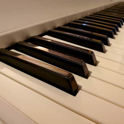 MUST SEE!!! YAMAHA DGX 305 SEMI-WEIGHTED 76-KEY DIGITAL PIANO IN AMAZING CONDITION! image 11