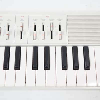 YAMAHA CS01 WHITE Rare Color Mobile Analog Synthesizer CS-01 w/ 100-240V PSU EXCELLENT image 4