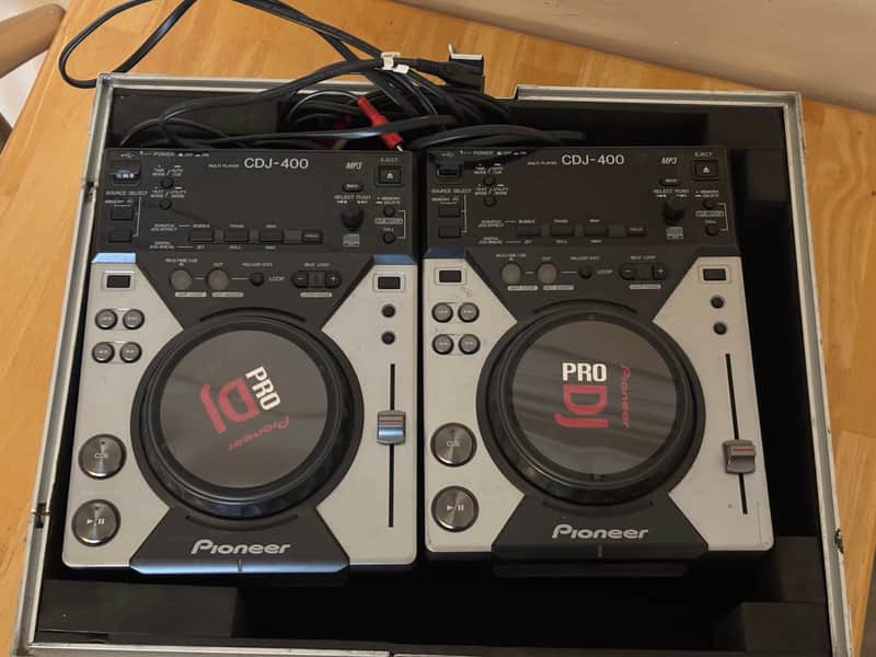 Pioneer CDJ 400’s with mixer & hard case image 1