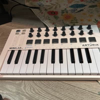 Arturia MiniLab MkII 25-Key MIDI Controller 2017 - Present - White image 1