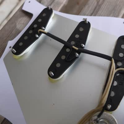 Mojotone Loaded Stratocaster Pickupguard - Tortoise image 3