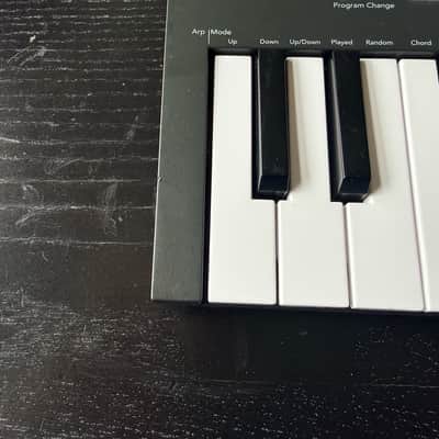 Novation Launchkey Mini MKIII MIDI Keyboard Controller 2019 - Present - Black image 2