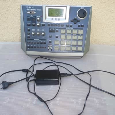 Roland SP-606 Milieu des années 90 - Correcte: coque intacte, pas de choc apparent.