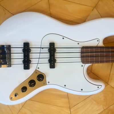 UNPLAYED- 2020/21 Fender Player Fretless Jazz Bass Guitar- Polar White with Pau Ferro Fingerboard image 2