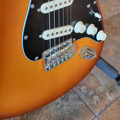 Fender Limited-Edition American Performer Stratocaster Spruce Satin Honey Burst w Deluxe Gig Bag image 5