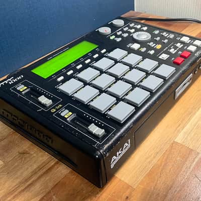 Akai MPC1000 - Black w/ 1GB CF Card image 2
