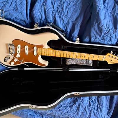 2008 Fender deluxe Stratocaster V neck - Honey Blonde image 1