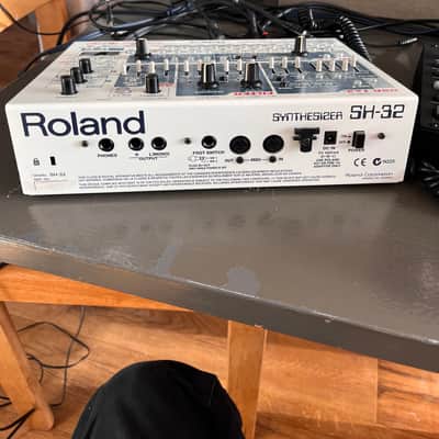 Roland SH-32 Desktop Synthesizer Module 2002 - 2004 - White image 4