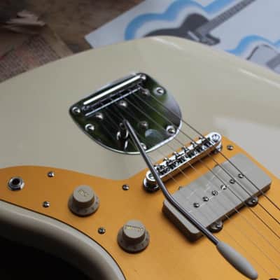 SQUIER "J.Mascis Jazzmaster with Laurel Fretboard Olympic White" 3, 80 KG image 4