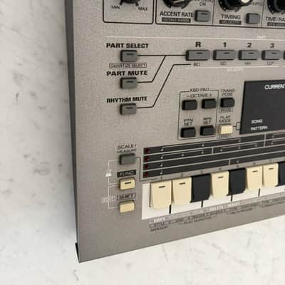 Roland MC-303 Groovebox 1990 - 1998 - Silver image 2
