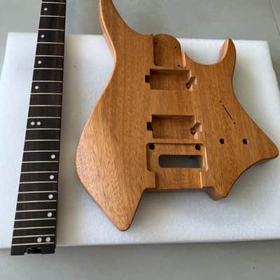 Vibrato system Five pieces. Headless electric guitar neck baked T-shaped contour 24frets Roasted neck Headless Electric guitar 1 piece Mahogany body T Outline image 3
