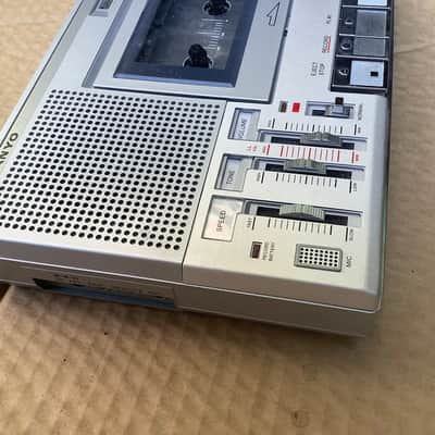 Sanyo Sanyo M-A5LL Portable cassette tape player recorder with pitch speed control and build in speaker Japan vintage image 11