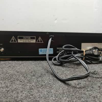 Denon DCD-570 20BIT PCM Audio CD Player 1990's - Black image 4