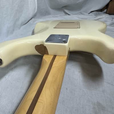 Fender American Standard Stratocaster Guitar with Case 2005 - Olympic White / Maple neck image 24